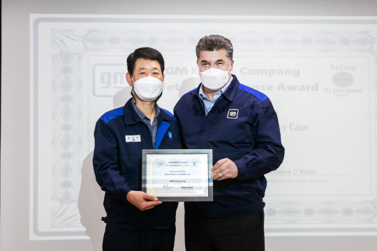 카허 카젬(오른쪽) 한국GM 사장과 박석곤 보령사업본부 본부장 상무가 지난 21일 GM그룹으로부터 받은 '최고 안전 성과 인증' 상패를 들고 사진을 찍고 있다.<한국GM 제공>